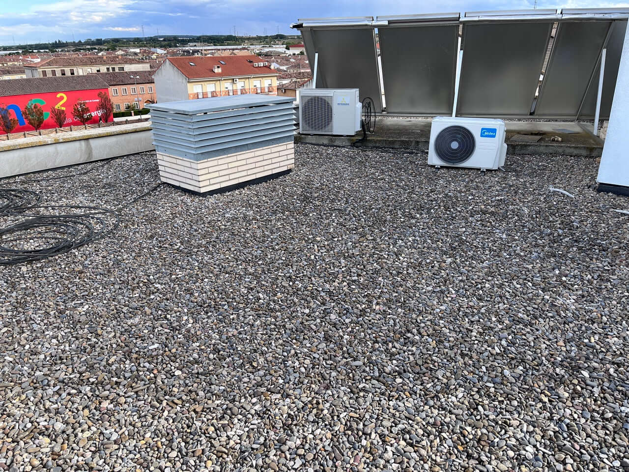 Cantos rodados en cubiertas planas de edificios, ¿por qué se usa?