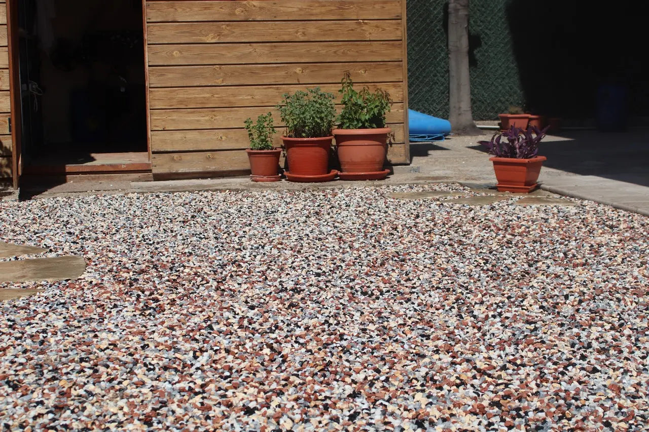 Cómo usar piedras decorativas de colores y conseguir un jardín con encanto