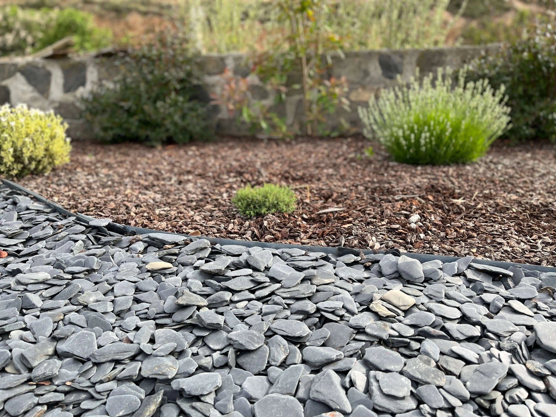 Mulch organico para zona de plantas y arbustos en el jardin