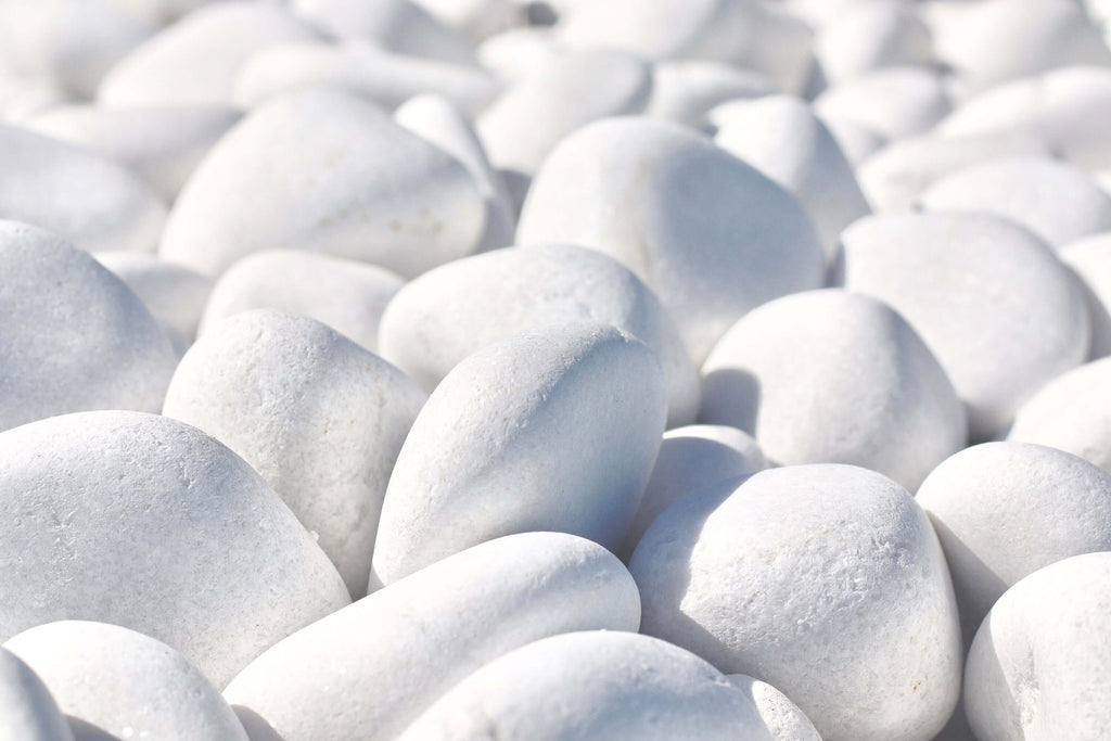 ¿Cómo mantener las piedras blancas del jardín?