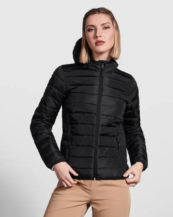 Chaqueta de mujer acolchada con relleno tacto pluma y capucha Vetonek