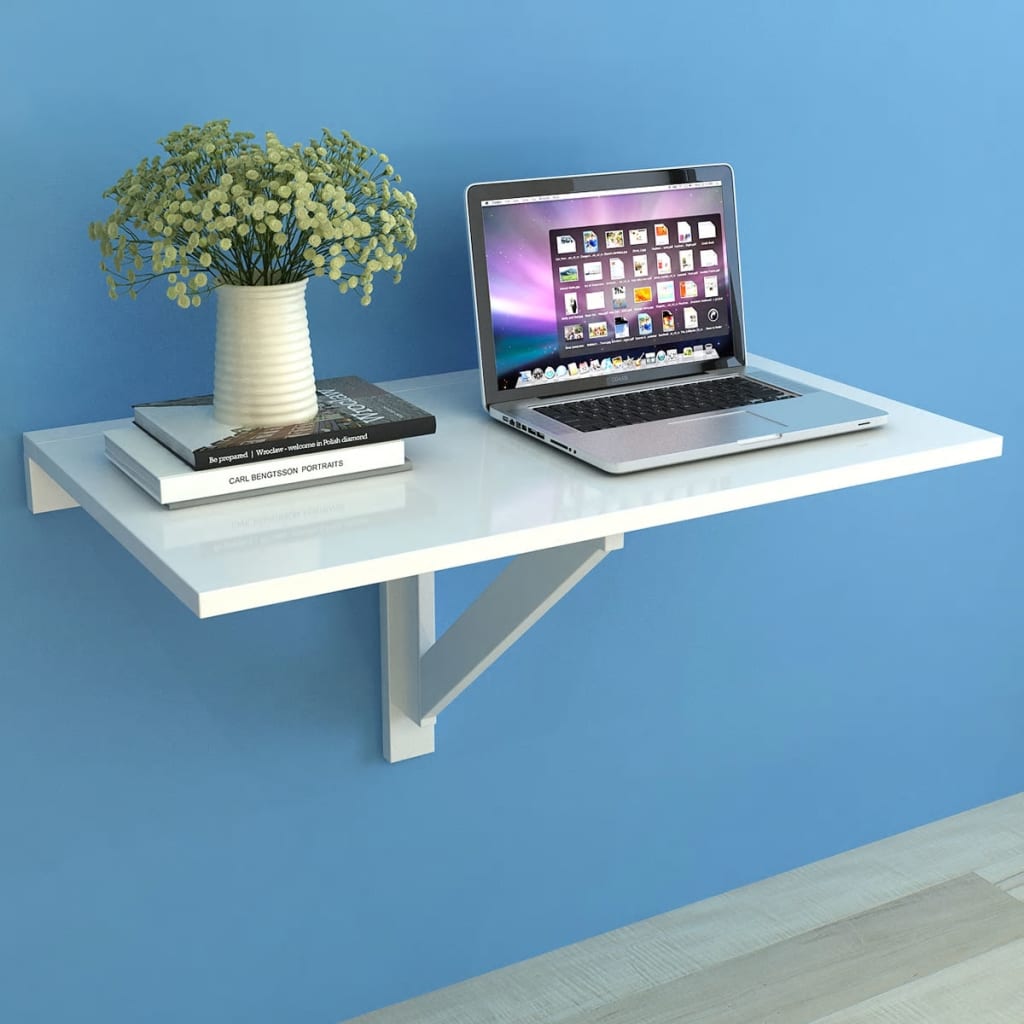 Mesa plegable de pared blanca con laptop y planta, ideal para espacios reducidos y trabajo en casa.