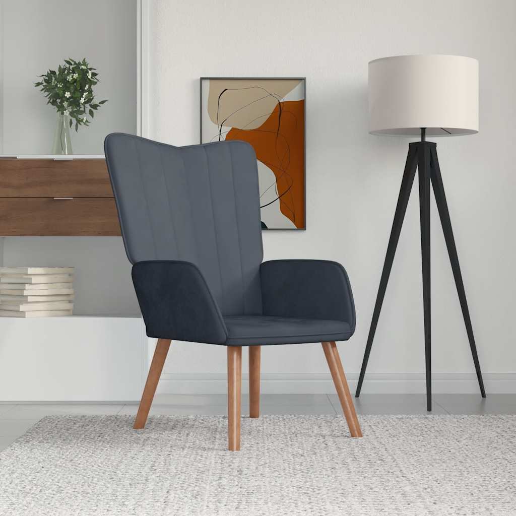 Sillón de relax de terciopelo gris oscuro con patas de madera en un ambiente moderno y elegante.