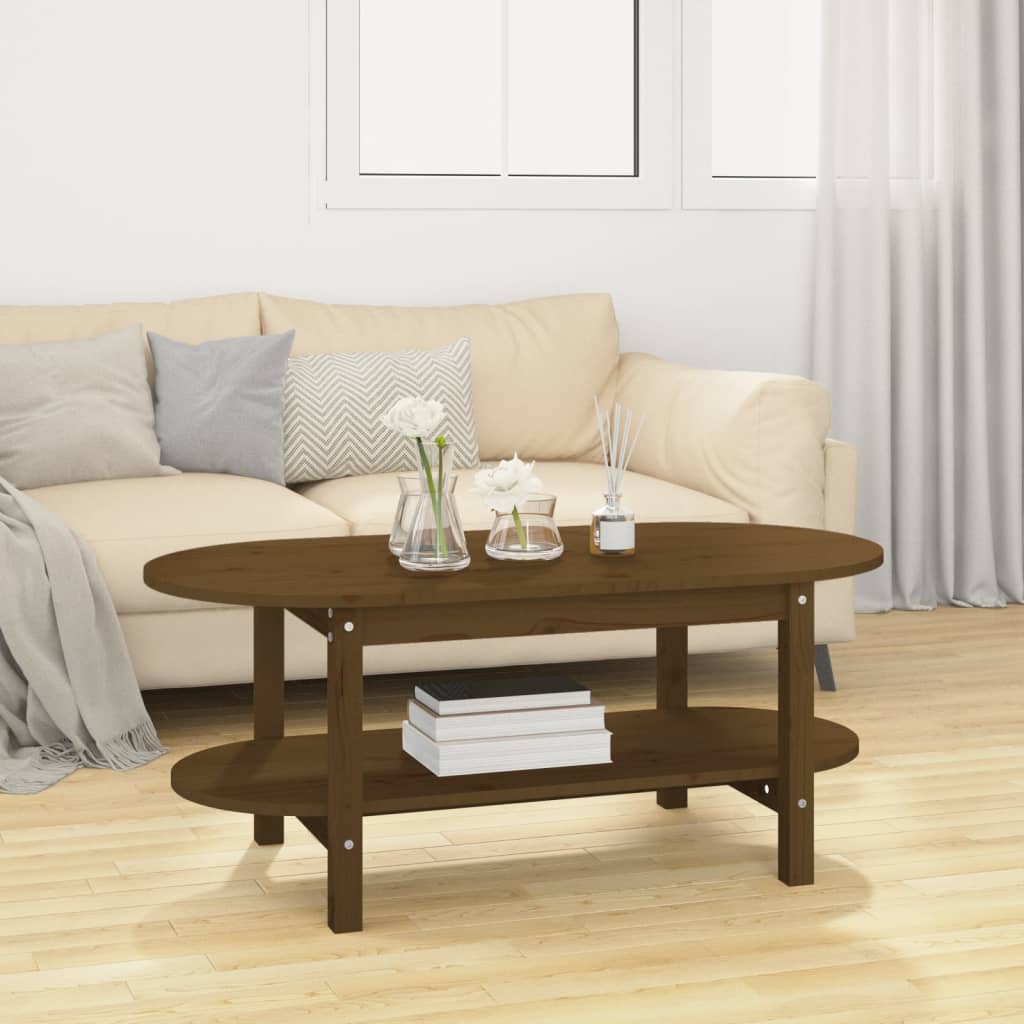 Mesa de centro de madera maciza de pino marrón miel con estante y decoración sobre un suelo de madera en sala de estar moderna.