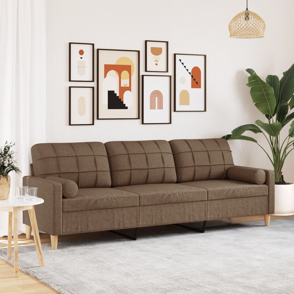 Sofá de 3 plazas color marrón con cojines, ideal para relajarse en un ambiente moderno y acogedor.