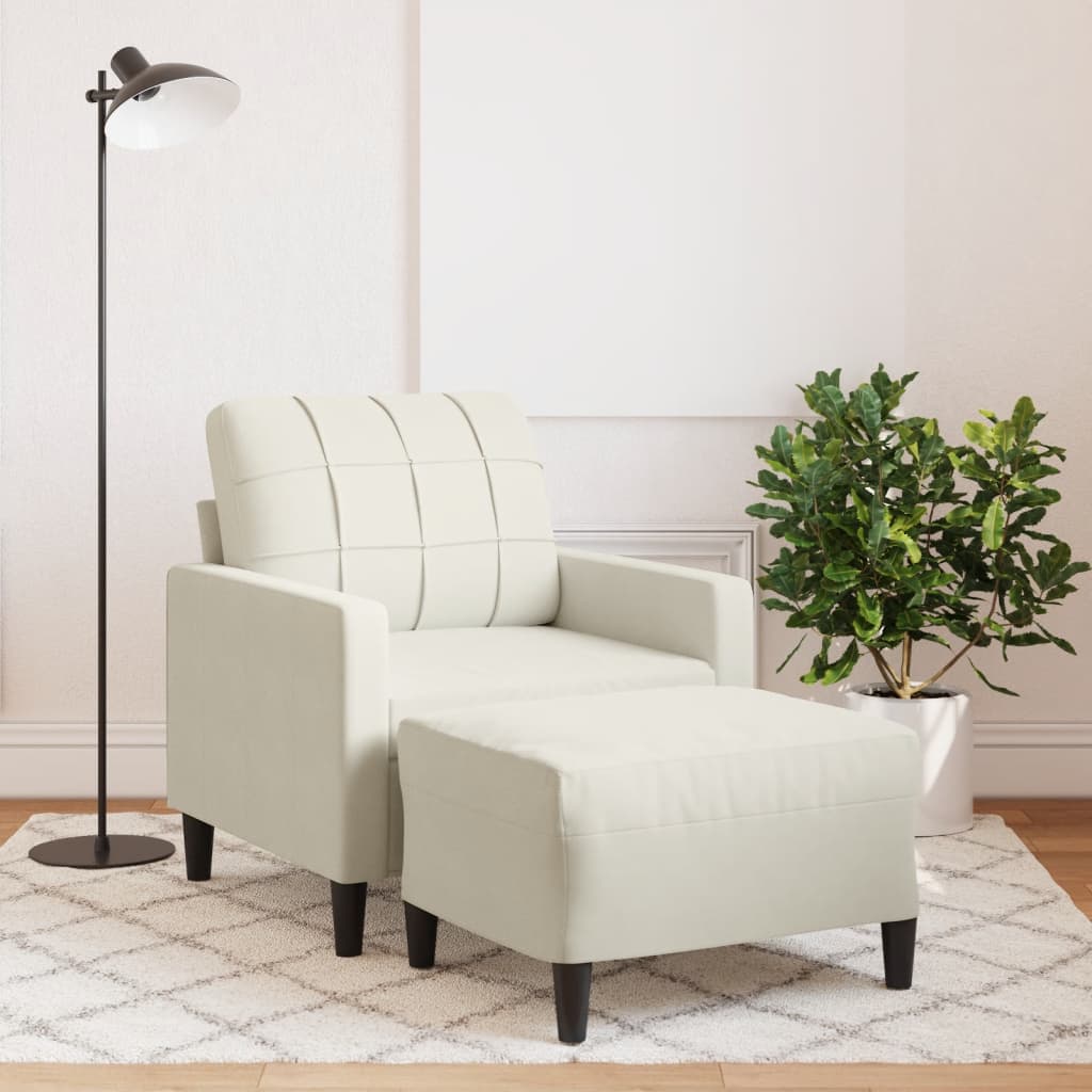 Sillón de terciopelo crema con taburete, diseño moderno en sala de estar, con lámpara y planta decorativa.