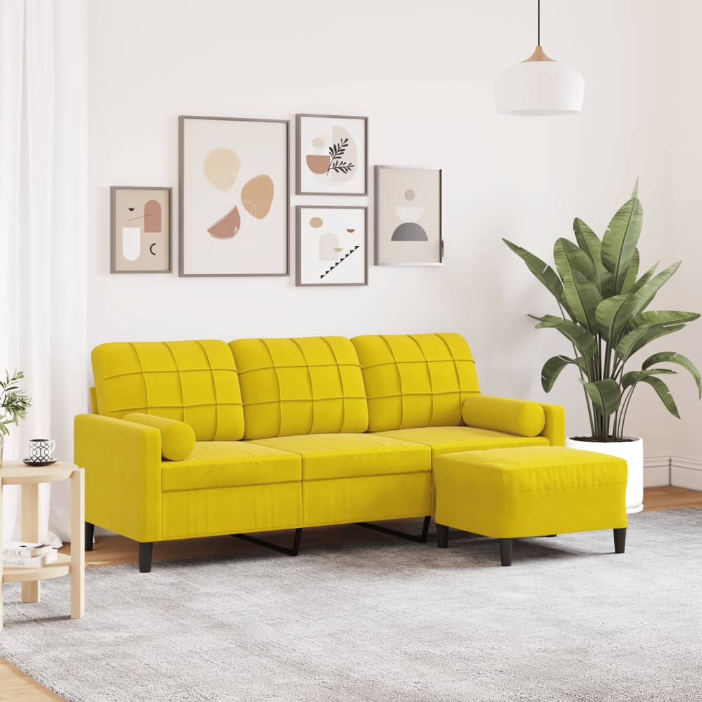 Sofá de 3 plazas de terciopelo amarillo con taburete en salón moderno, ideal para relajarse y disfrutar.