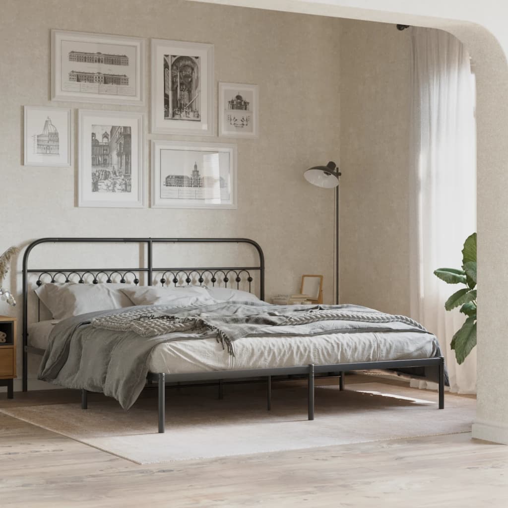 Estructura de cama negra sin colchón en dormitorio elegante con decoración de paredes y luz natural.