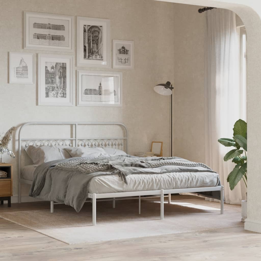 Estructura de cama metal blanco con cabecero, decoración moderna en dormitorio elegante y atemporal.