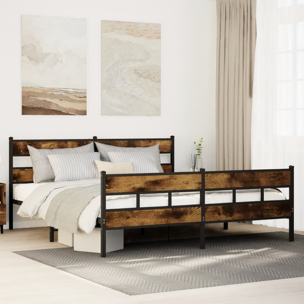 Estructura de cama de metal y madera roble ahumado en dormitorio moderno con decoración elegante.