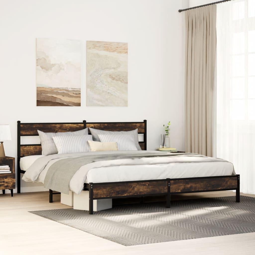 Estructura de cama metal y roble ahumado en dormitorio elegante, con sábanas grises y decoración moderna.