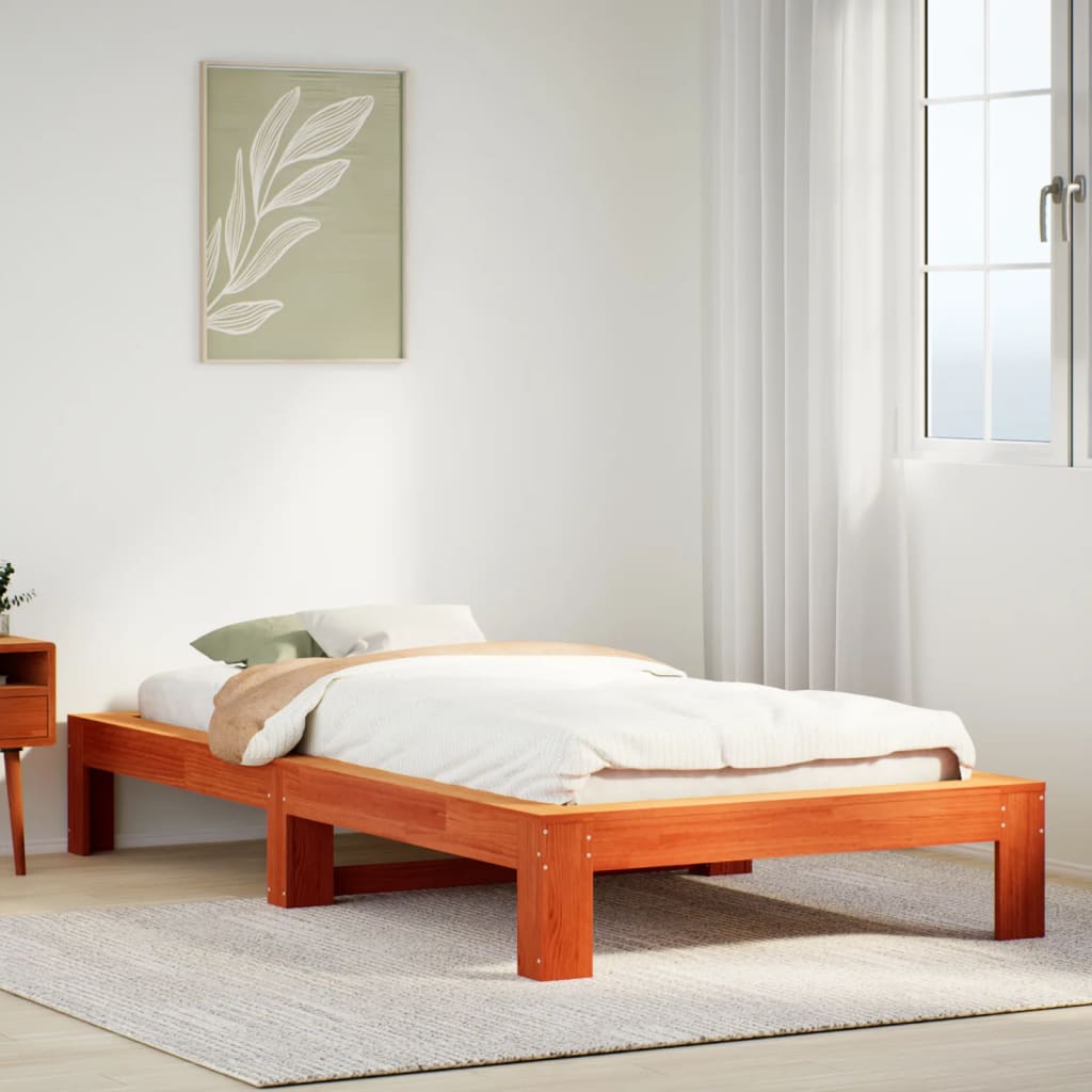 Estructura de cama de madera maciza marrón sin colchón, diseño moderno en dormitorio luminoso.