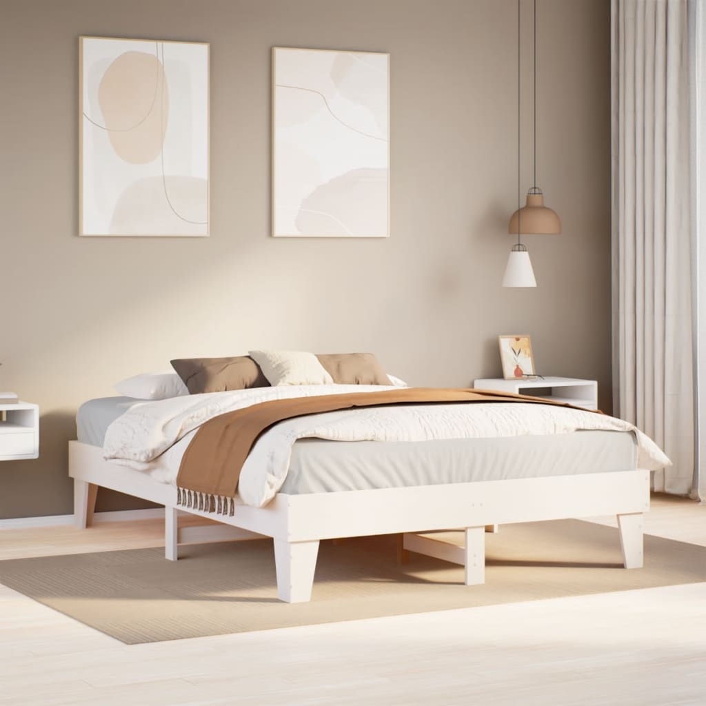 Estructura de cama blanca de pino de 150x200 cm en dormitorio moderno con arte en paredes y luz cálida.