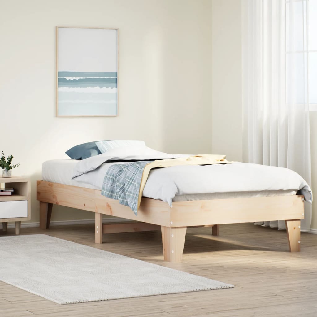 Estructura de cama sin colchón de madera de pino 90x200 cm en un dormitorio minimalista y acogedor.