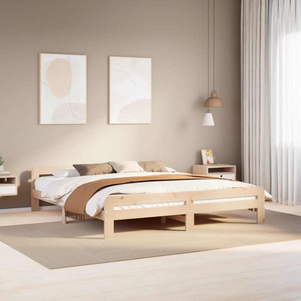 Estructura de cama de madera maciza de pino en dormitorio acogedor, con decoración moderna y luz natural.