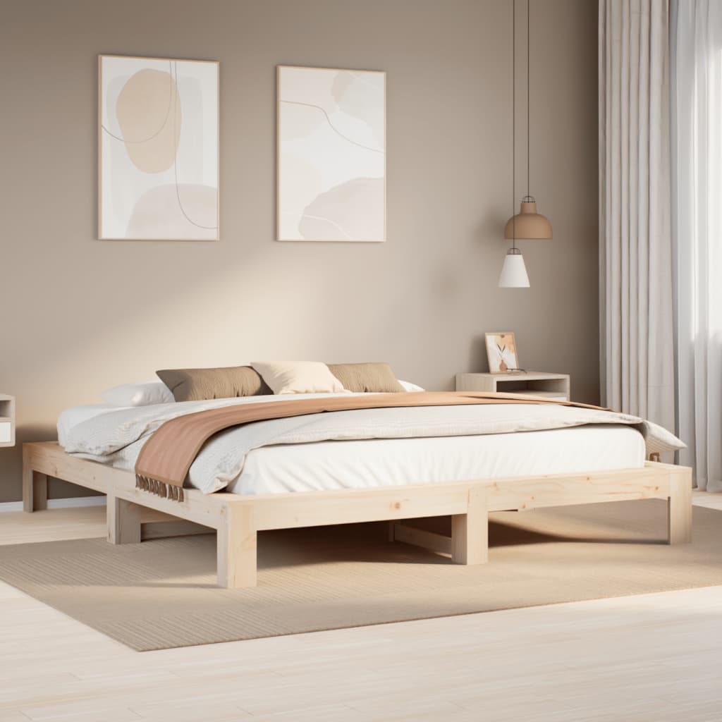 Estructura de cama de madera maciza de pino 200x200 cm en un dormitorio moderno con decoración minimalista.