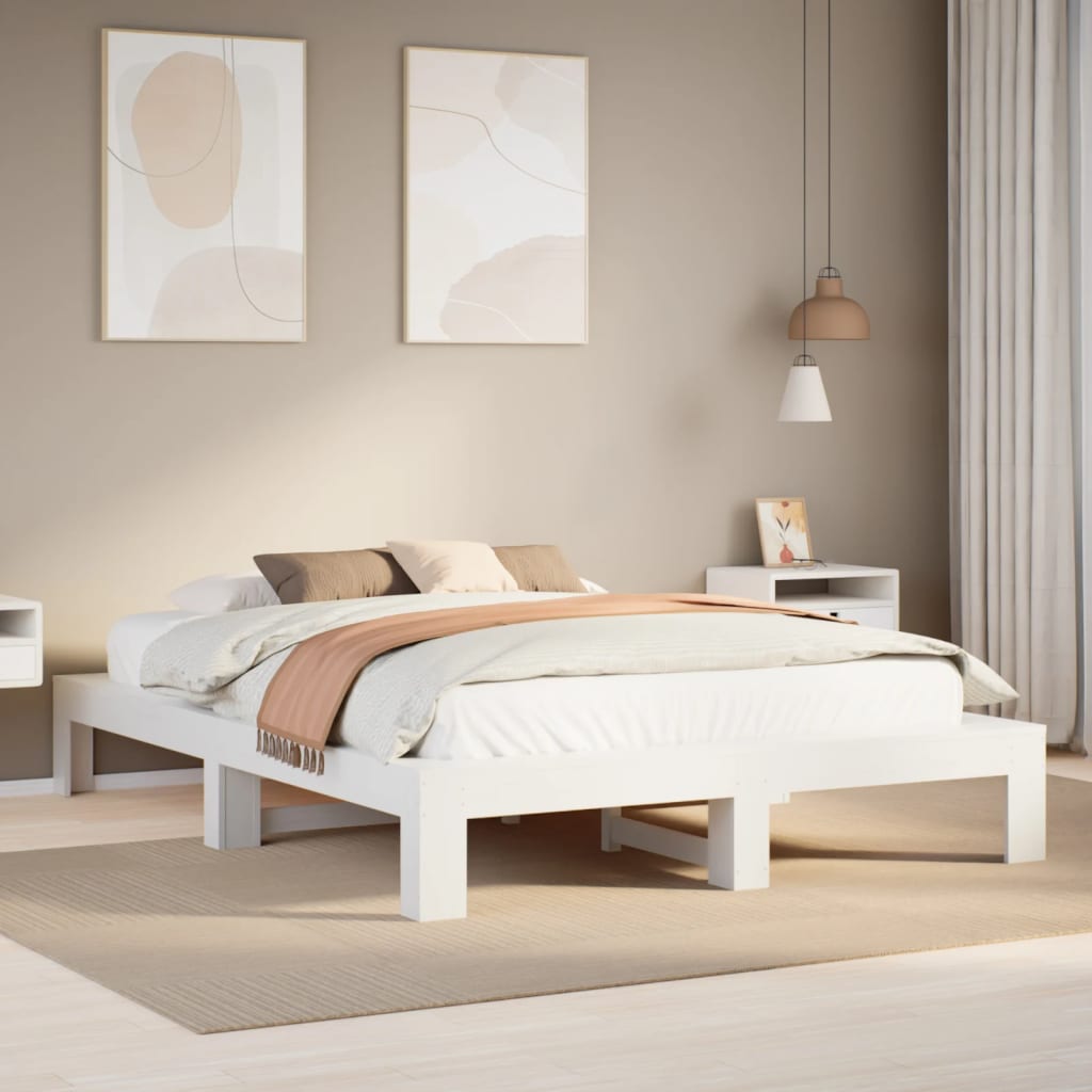 Estructura de cama de madera de pino blanca 140x200 cm en un dormitorio moderno y acogedor.