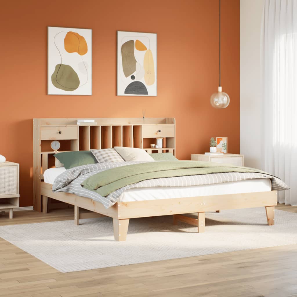 Estructura de cama de madera maciza de pino en dormitorio acogedor con decoración moderna y pared naranja.