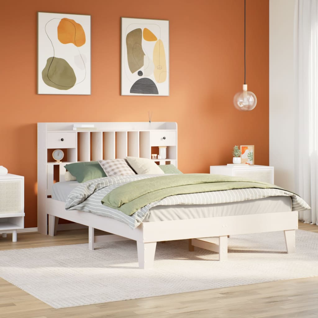 Estructura de cama blanca de madera de pino con decoración y almohadas en un dormitorio moderno y acogedor.