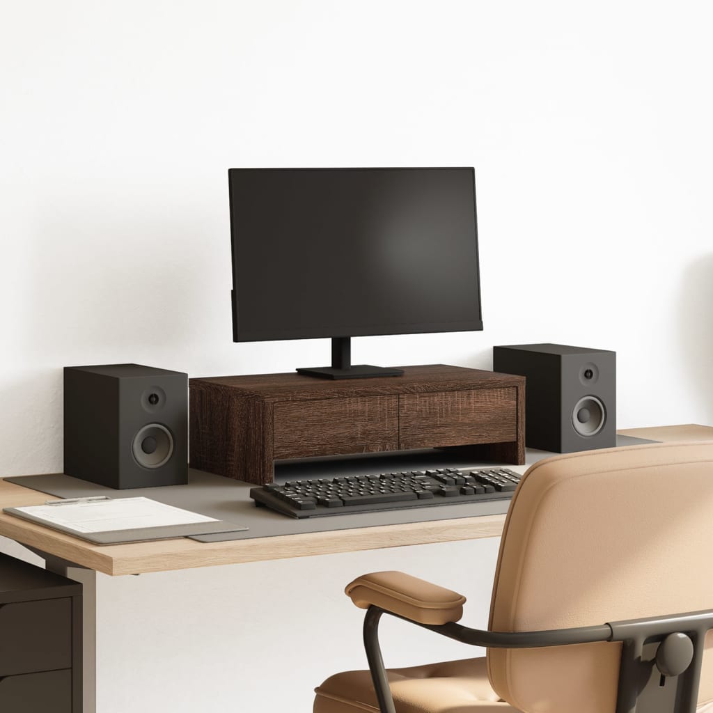 Soporte de monitor de madera marrón roble en escritorio con altavoces, teclado y silla cómoda.