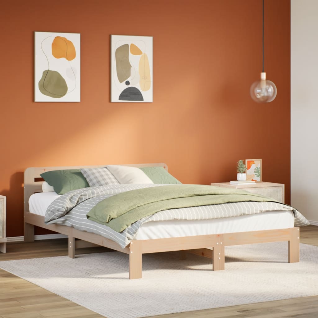 Estructura de cama de madera de pino maciza en dormitorio moderno con paredes naranjas y decoración minimalista.