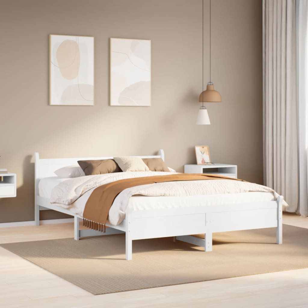 Estructura de cama blanca de madera de pino en dormitorio acogedor con decoración moderna y suave iluminación.