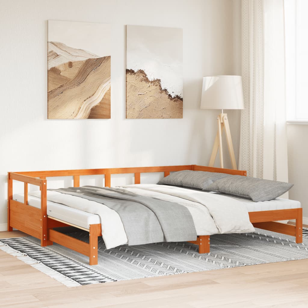 Sofá cama nido de madera maciza en un salón moderno con colores neutros y decoración minimalista.