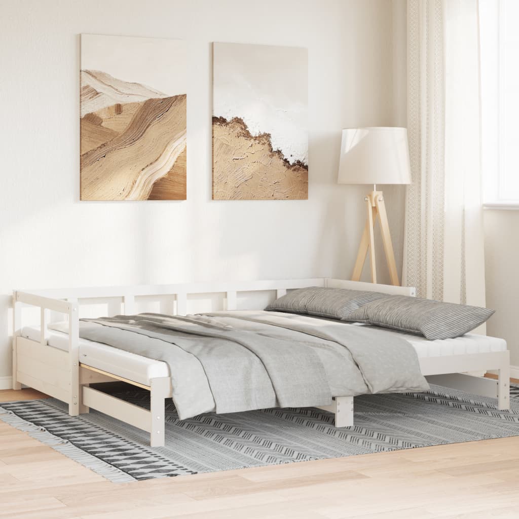 Sofá cama nido de madera maciza de pino blanca con colchones en un salón moderno y acogedor.