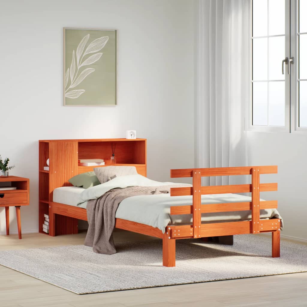 Sofá con estantería de madera maciza marrón, cama sin colchón, ambiente acogedor en dormitorio moderno.