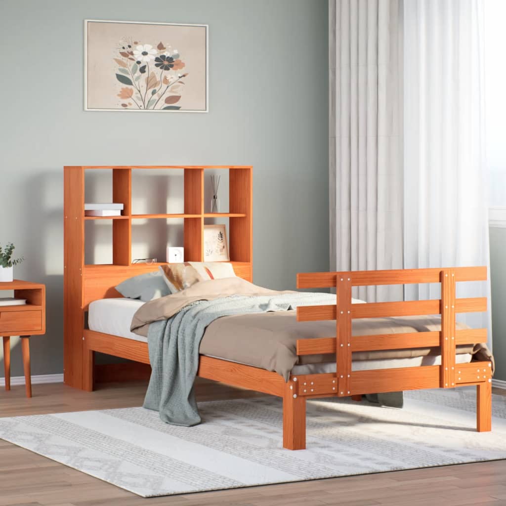 Sofá con estantería de madera maciza marrón en dormitorio acogedor, con sábanas y decoración natural.