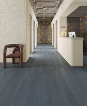 Ambiente con pavimento efecto madera Livigno Blue - Vetonek