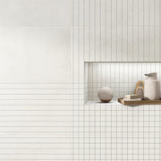 Ambiente salón con revestimiento efecto cemento Como Blanco - Vetonek