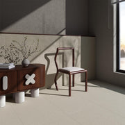 Ambiente salón con suelo efecto cemento Treviso Greige y Cloud - Vetonek