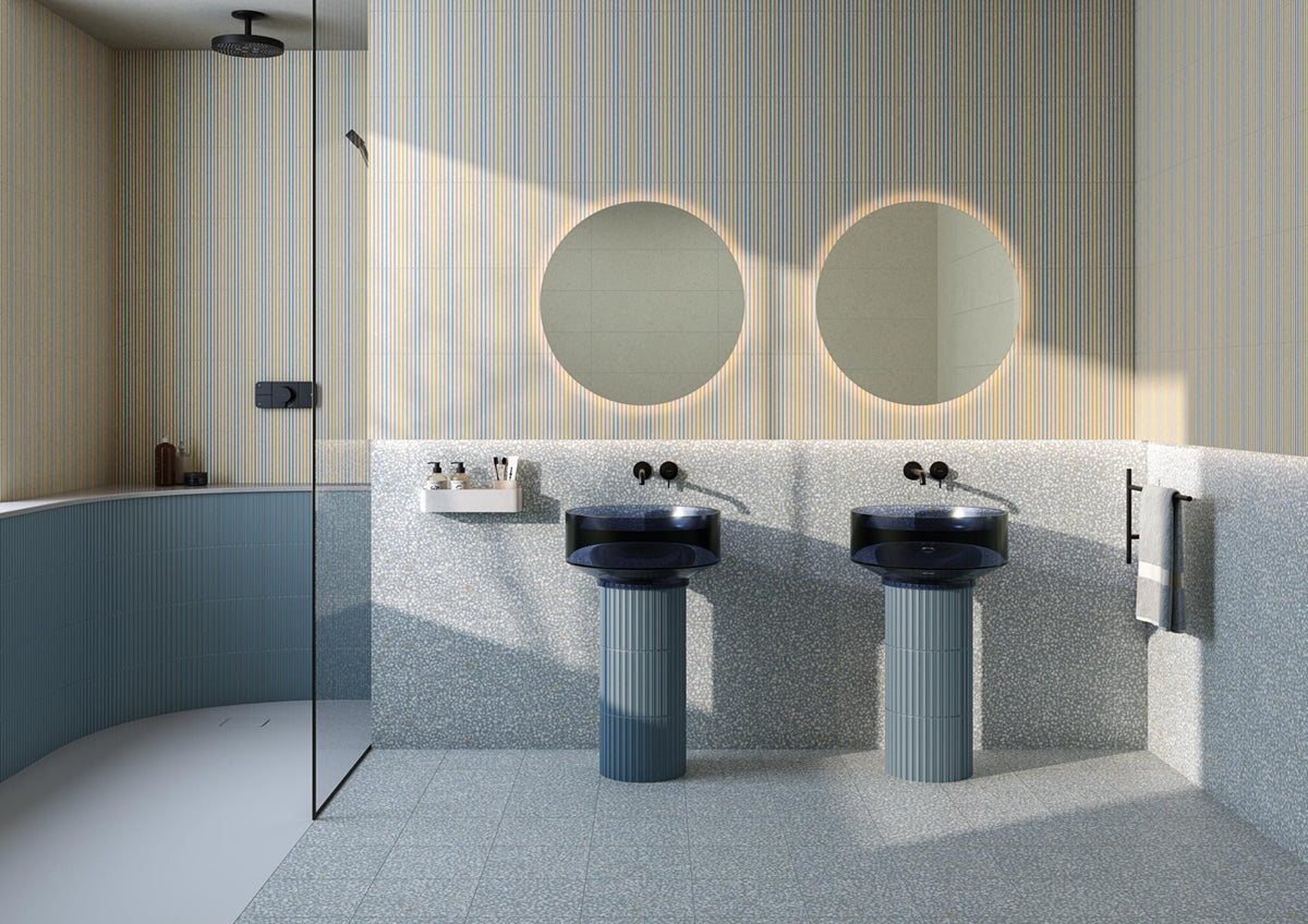 Ambiente baño con suelo hidráulico Amalfi Blanco y Celeste - Vetonek