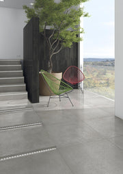 Ambiente terraza con suelo efecto cemento Rimini Cemento 80x80 - Vetonek