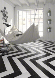 Ambiente salón con suelo efecto madera Trento Blanco y Negro - Vetonek