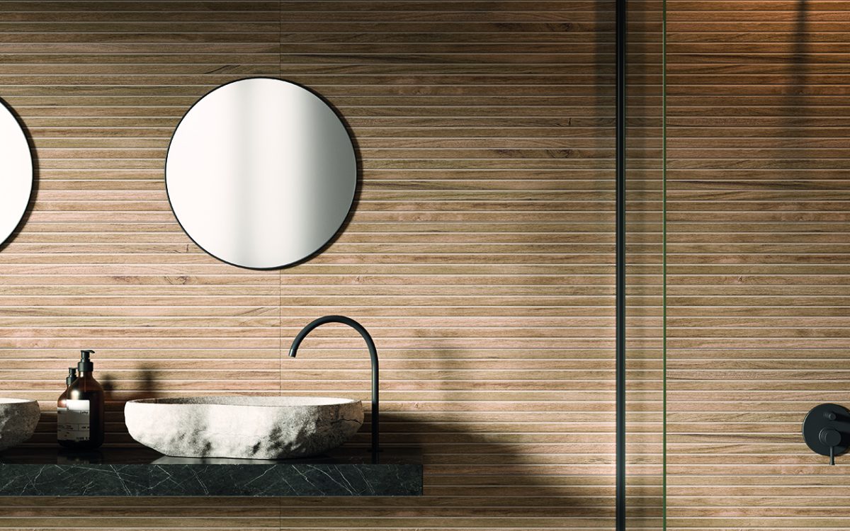 Colmar relieve 33x100 oak en baño