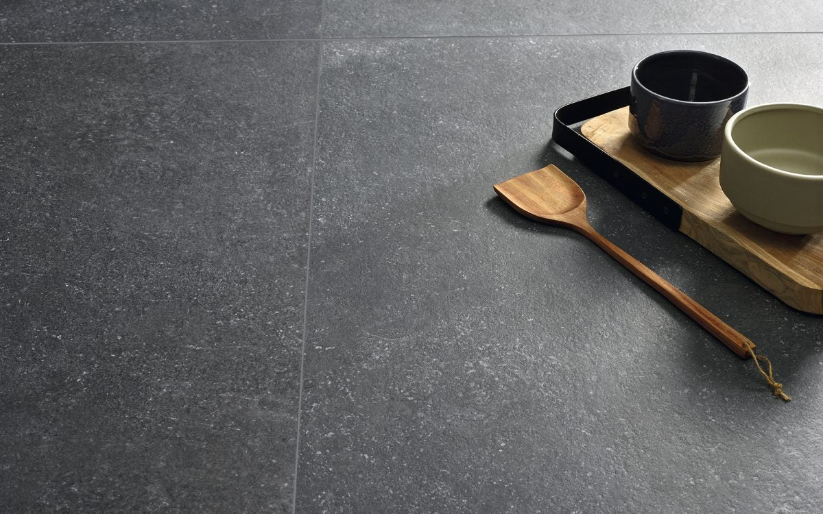 Soignies oscuro 100x100 en salón