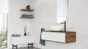 Melun Blanco Relieve 33x100 en baño