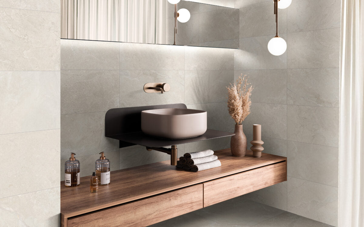 Chambéry baldosa porcelánica efecto pizarra crema en baño