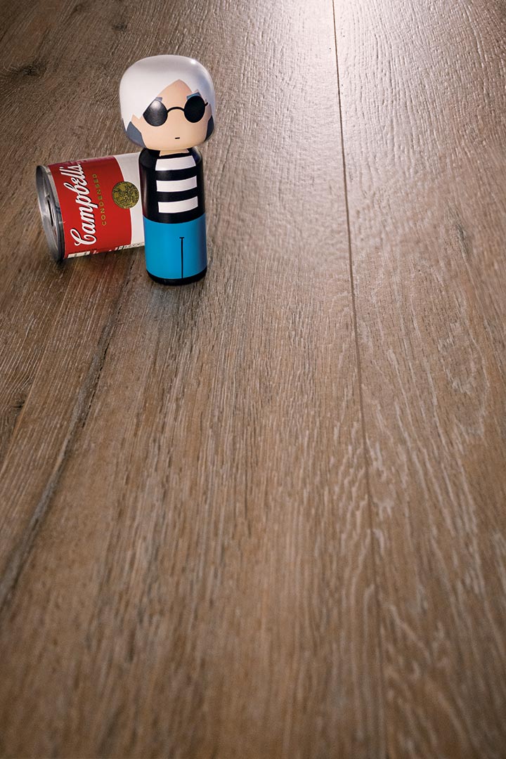 Ambiente salón con suelo efecto madera Bormio Noce - Vetonek