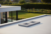 Base doble de hormigon color gris ciment con dos aberturas rectangulares instalada sobre el tejado plano de una vivienda unifamiliar moderna minimalista, jardin con cesped desenfocado al fondo, luz de tarde calida