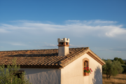 Remate de chimenea Ordesa de hormigón en color Caliza, coronación de la salida de humos en el tejado de una casa de campo tradicional - Vetonek