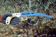 Serrucho de poda Bellota 454MC en uso podando una rama