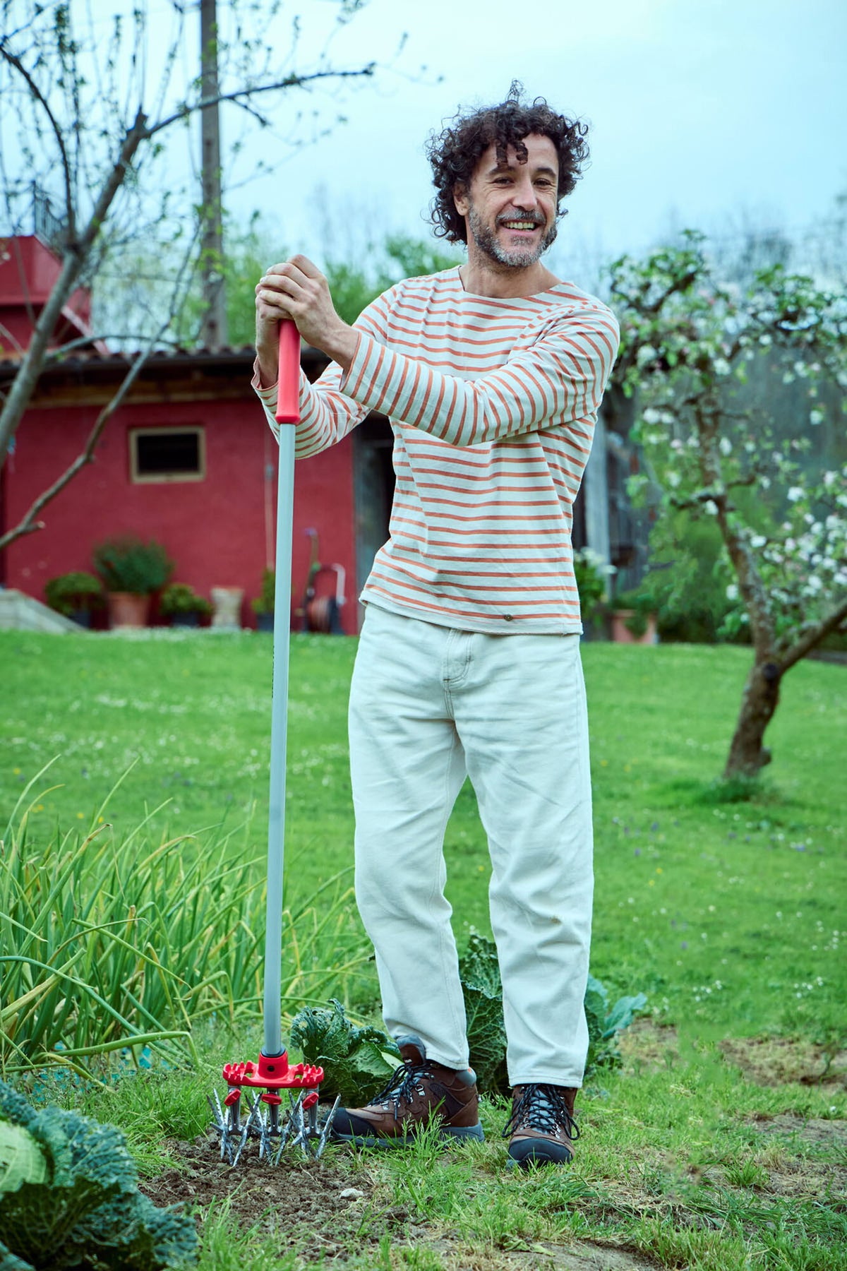 Cultivador ajustable Bellota HML1000 en uso aireando la tierra del huerto