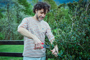 Tijera Bellota 3418 en uso podando ramas verdes en el jardín