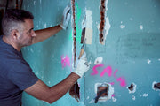 Espátula Bellota 5896E rematando una esquina de placa