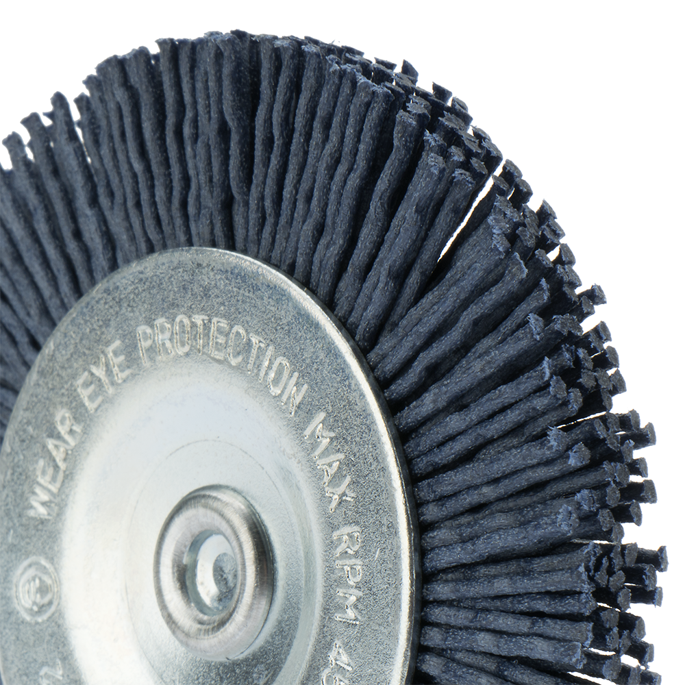 Cepillo circular de nylon Bellota 50825F montado en taladro