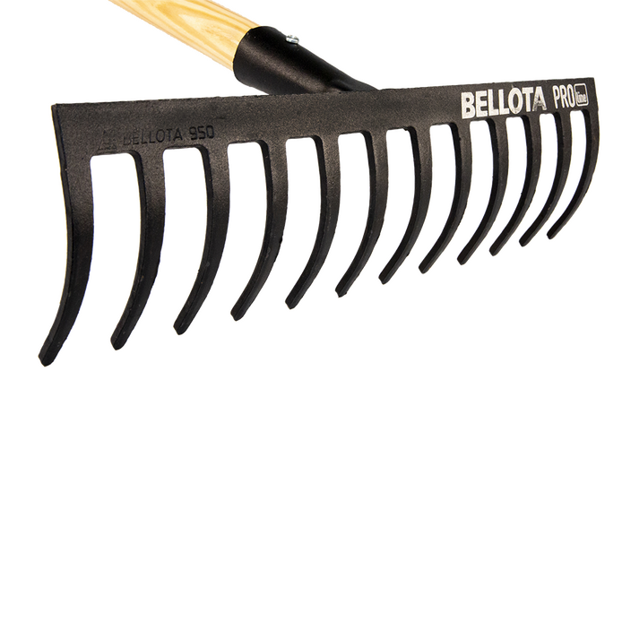 Detalle del mango de madera FSC del rastrillo Bellota 950CML