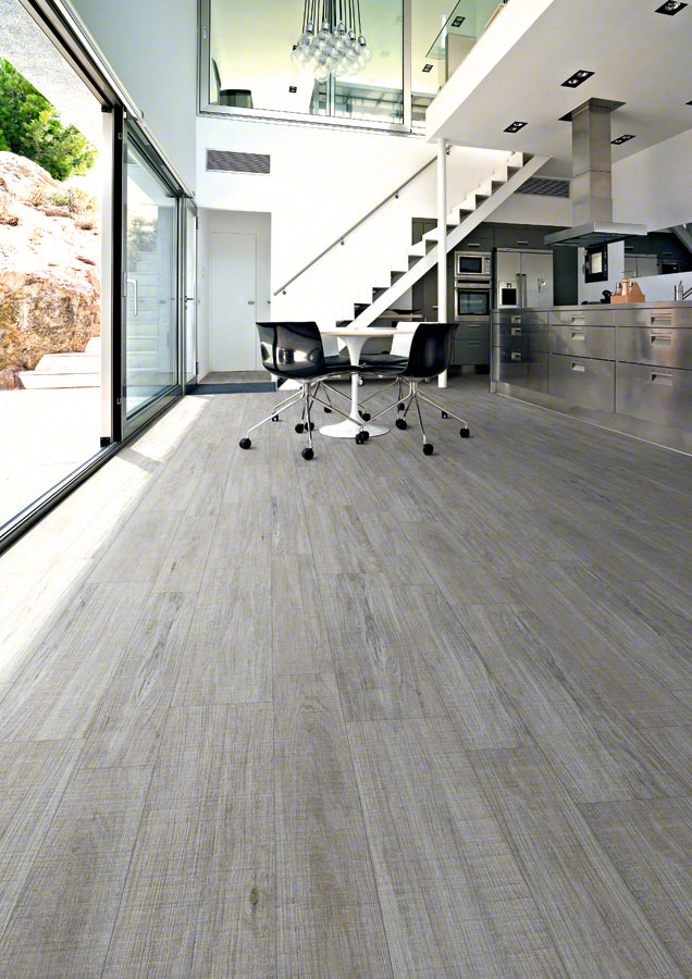 Ambiente cocina con suelo efecto madera Ortisei Ceniza - Vetonek